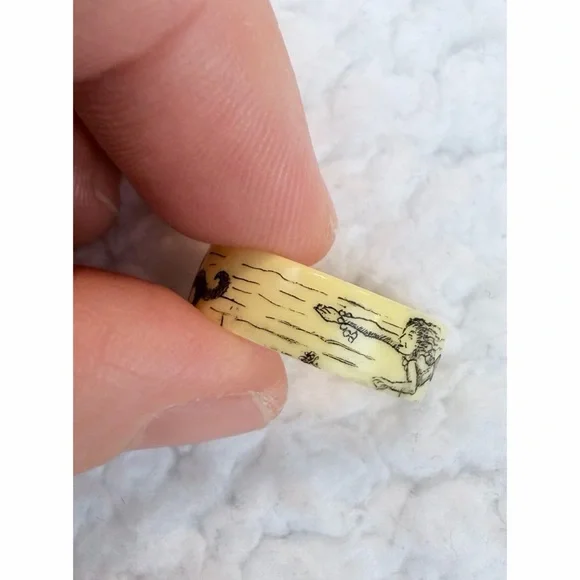 (VTG) Cream/Black Scrimshaw-Style Mermaid/Seashell Nautical-Themed Carved Ring - Picture 7 of 11